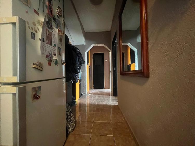 Apartament cu 4 camere decomandat în Confecții