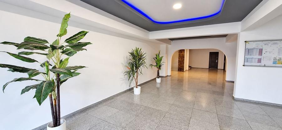 Apartament cu 3 camere semidecomandat în Tractorul