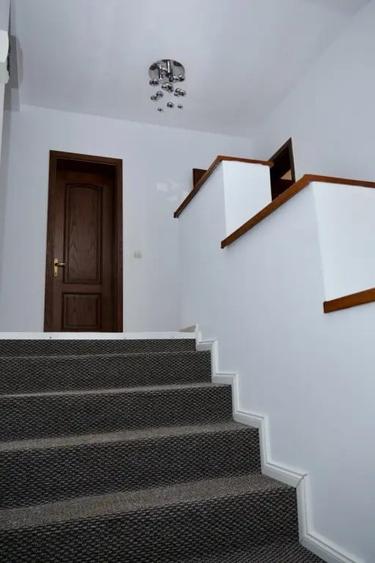 Casă cu 5 camere în Sânpetru