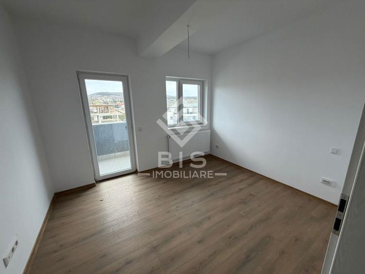 Apartament cu 3 camere decomandat în Est
