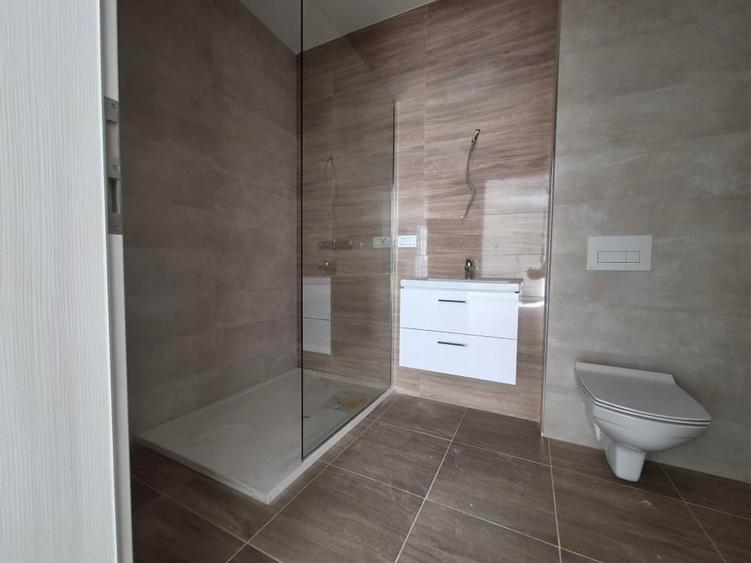 Apartament cu 3 camere decomandat în Lipovei