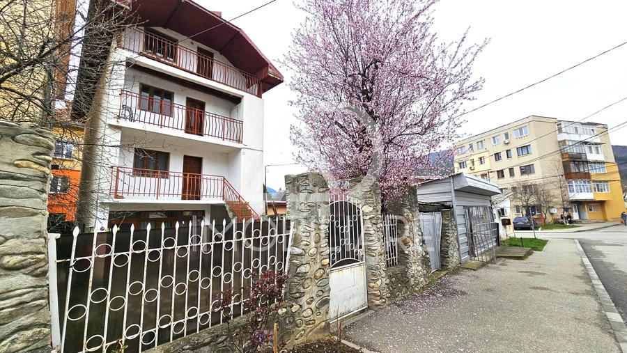 Casă individuală cu 11 camere cu Teren 300 Mp în Central