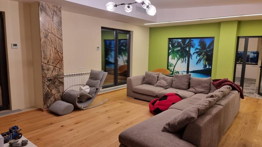 Penthouse cu 5 camere decomandat, mobilat în Central