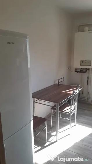 Apartament cu 3 camere semidecomandat în Central
