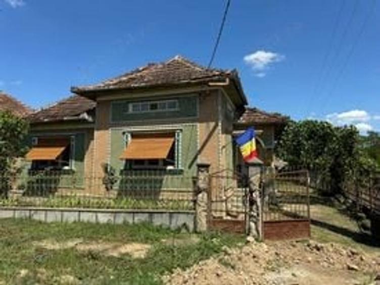 Casă cu 4 camere cu Teren 700 Mp în Hodișa