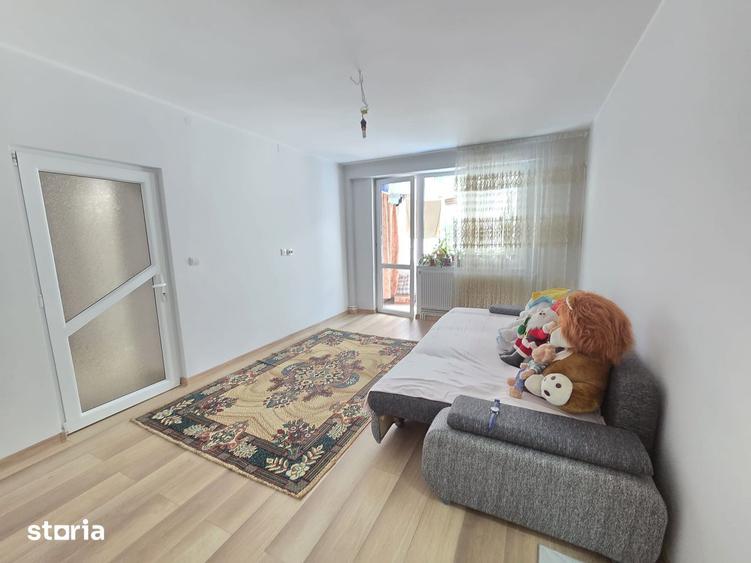 Apartament cu 3 camere semidecomandat în Micro 17