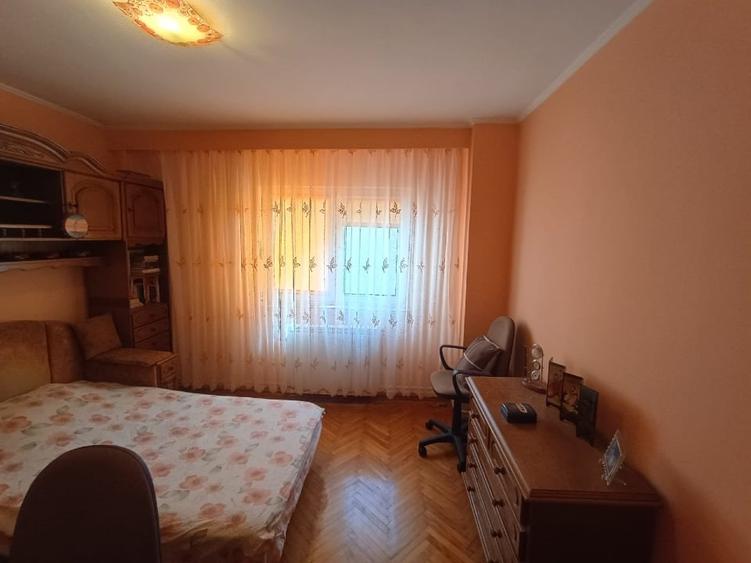 Apartament cu 3 camere decomandat, mobilat în Gara