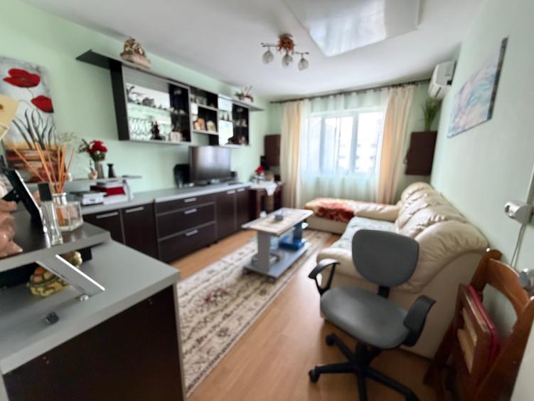 Apartament cu 2 camere decomandat în Tractorul