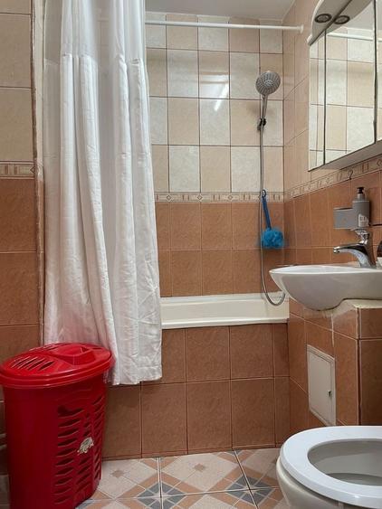 Apartament cu 3 camere semidecomandat în Rahova