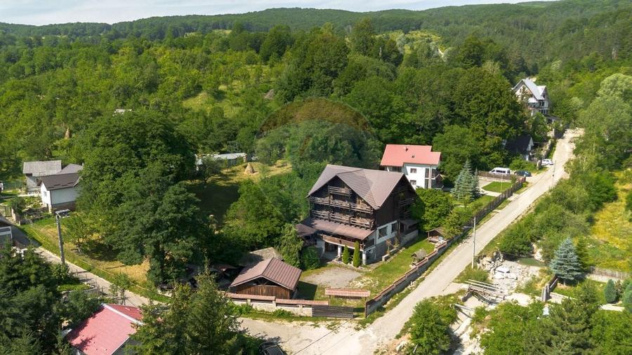 Hotel/Pensiune, de 636 mp, în Moroeni