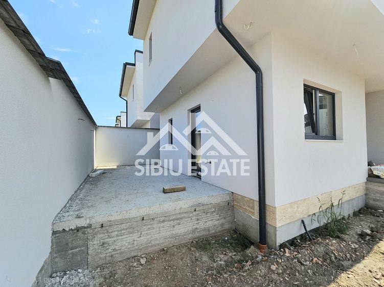 Duplex cu 4 camere cu Canalizare în Șelimbăr