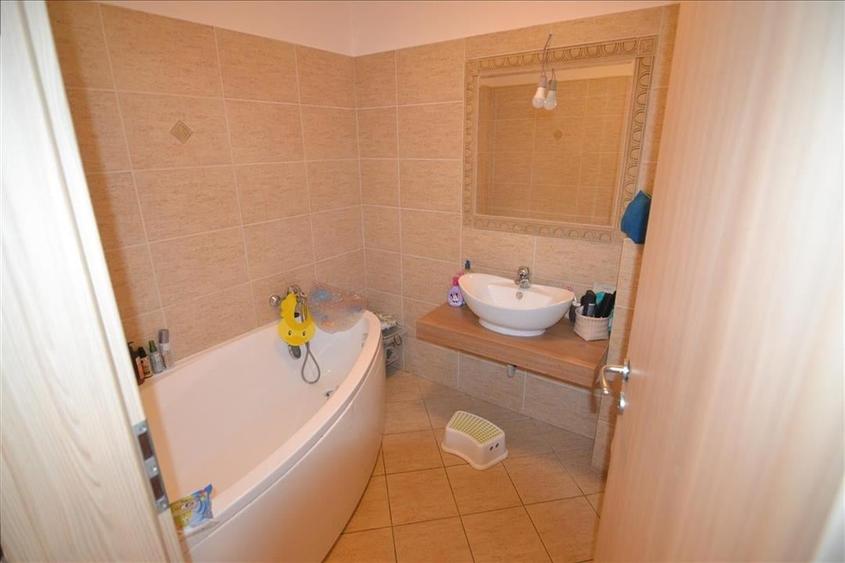 Apartament cu 3 camere decomandat în Tractorul
