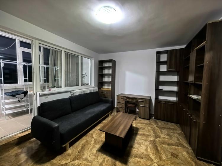 Apartament cu 3 camere semidecomandat în Giulești