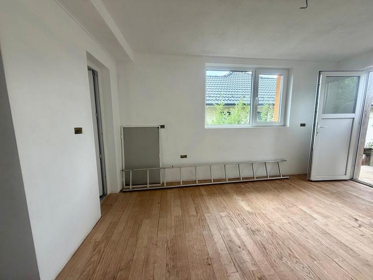 Casă individuală cu 5 camere cu Teren 700 Mp în Cetate