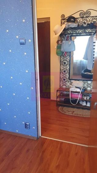 Apartament cu 4 camere semidecomandat în Berceni