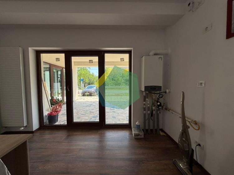 Apartament cu 4 camere semidecomandat, mobilat în Odăile