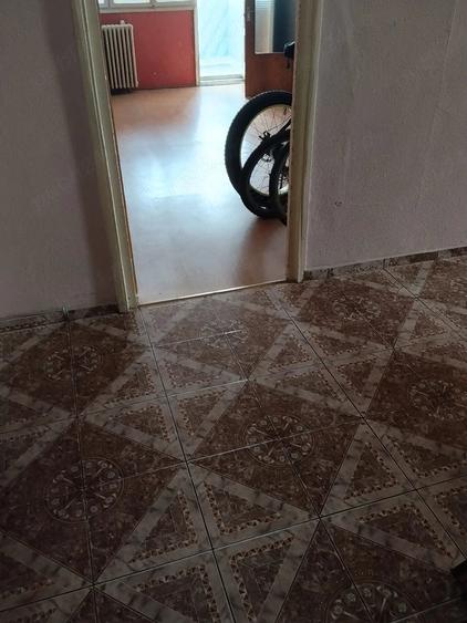 Apartament cu 3 camere semidecomandat în Giulești