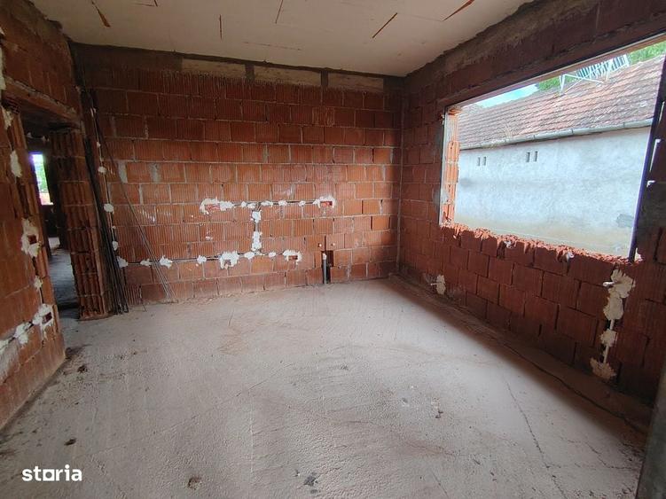 Casă cu 4 camere cu Teren 1600 Mp în Central