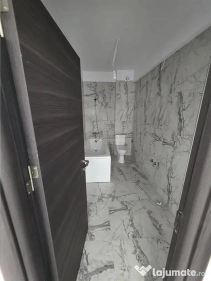 Apartament cu 3 camere semidecomandat în 1 Decembrie