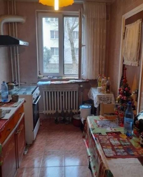 Apartament cu 3 camere decomandat, mobilat în Titan