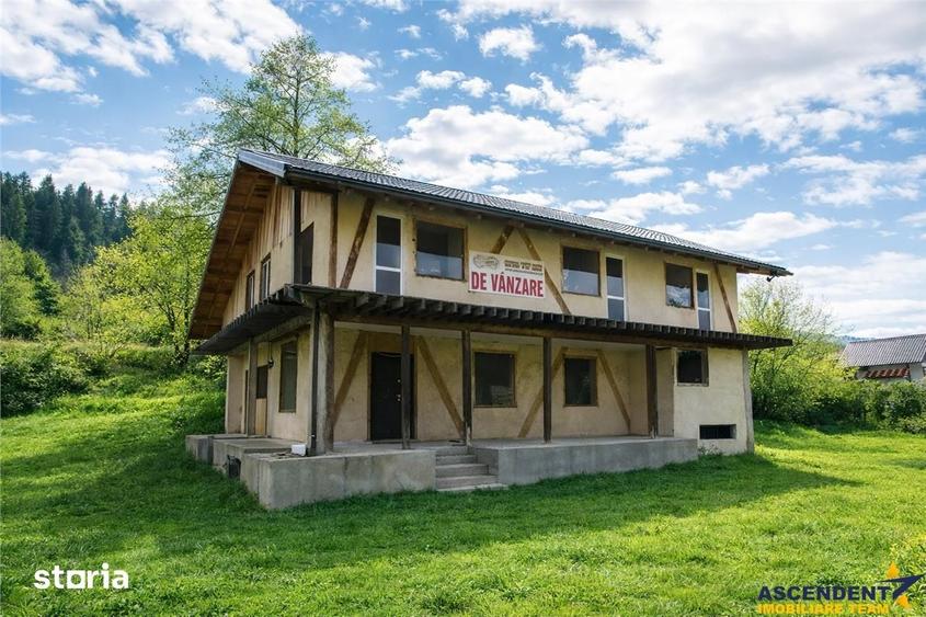 Casă cu 9 camere cu Teren 884 Mp în Moieciu