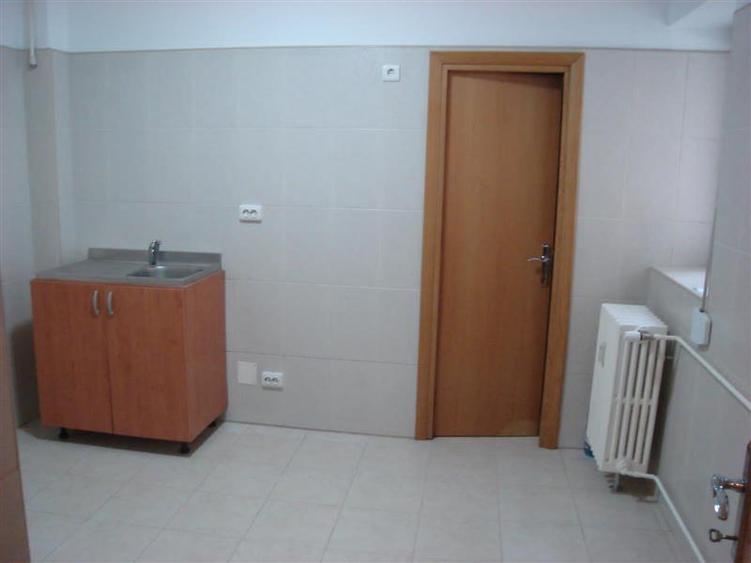 Apartament cu 4 camere decomandat în Calea Călărașilor