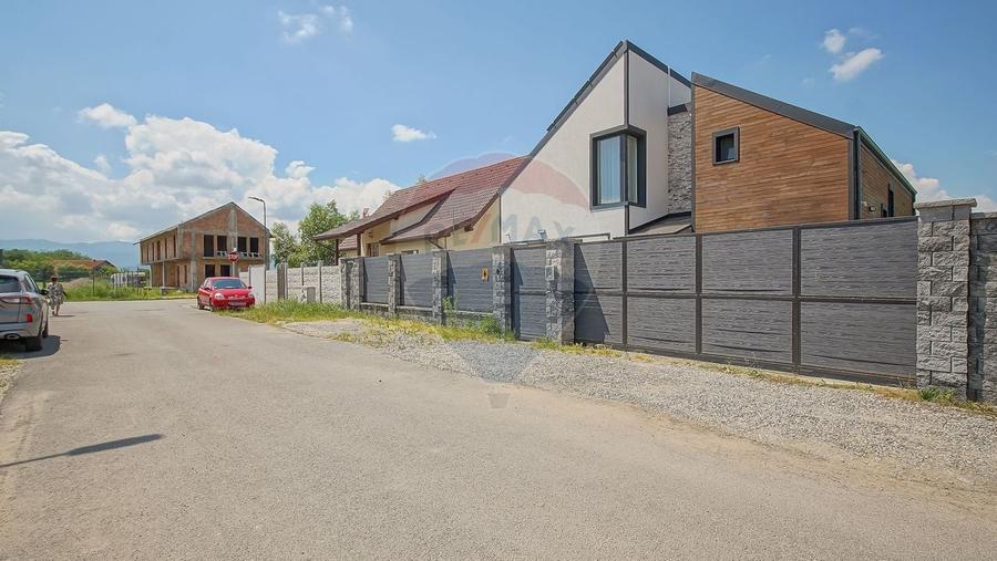 Casă individuală cu 4 camere cu Teren 387 Mp în Stupini