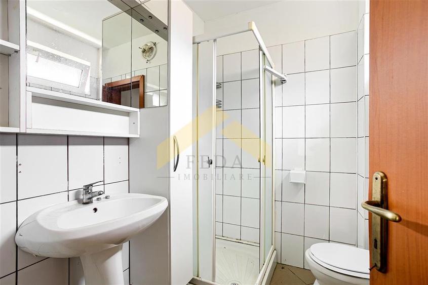 Apartament cu 3 camere semidecomandat în Galșa
