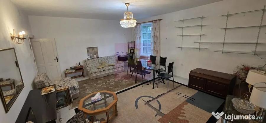 Casă cu 6 camere cu Teren 1000 Mp în Cornu