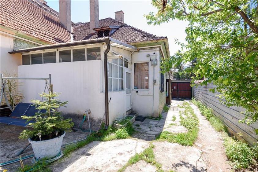Potential, farmec si o pozitionare excelenta intr-o zona istorica a Brasovului - 4