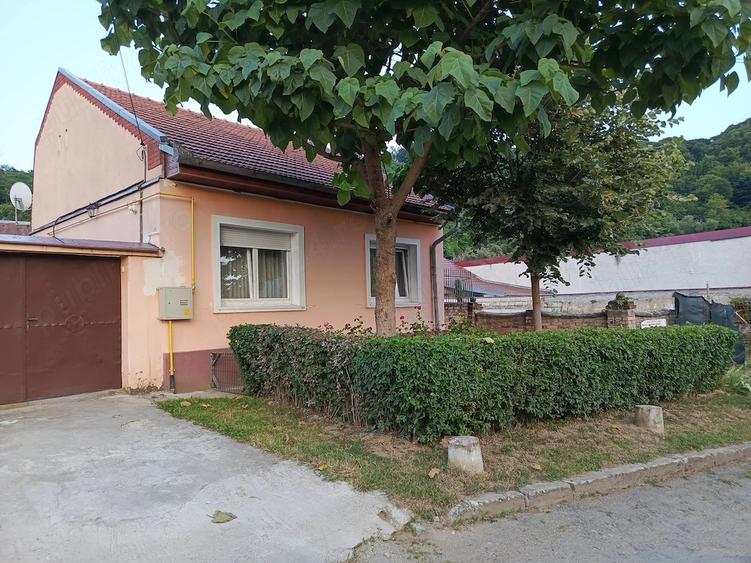 Casă cu 4 camere cu Teren 430 Mp în Central