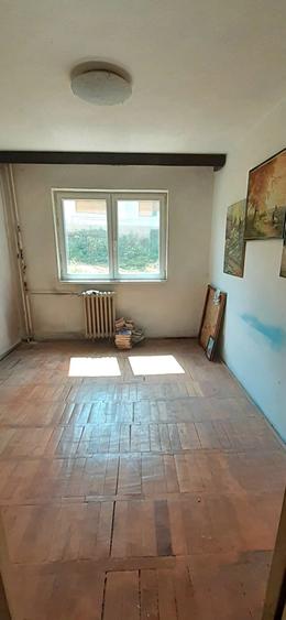 Apartament cu 3 camere semidecomandat în Moroasa 2
