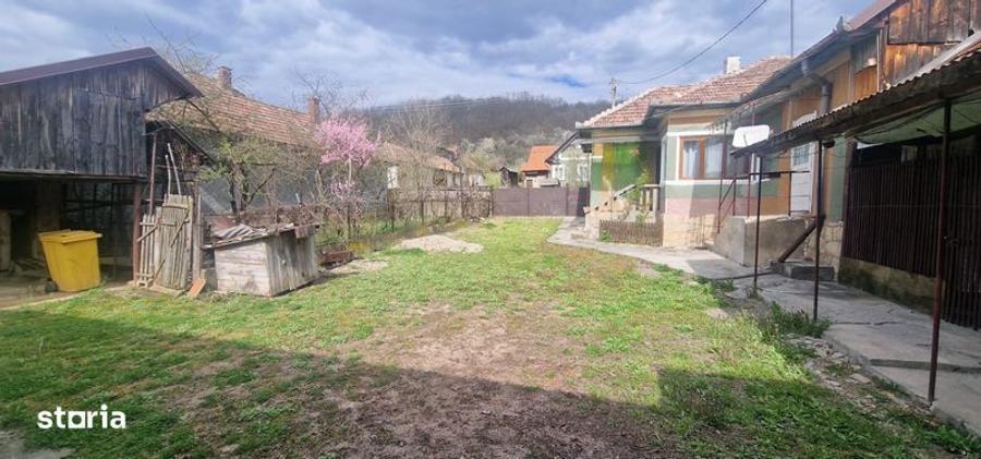 Casă cu 4 camere cu Teren 120 Mp în Almașu