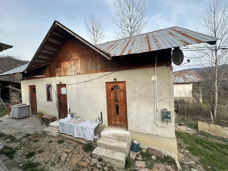 Casă cu 3 camere în Păcureți