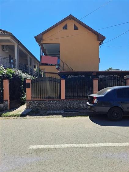 Casă individuală cu 6 camere cu Canalizare în Sud