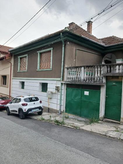 Casă cu 3 camere cu Teren 300 Mp în Central