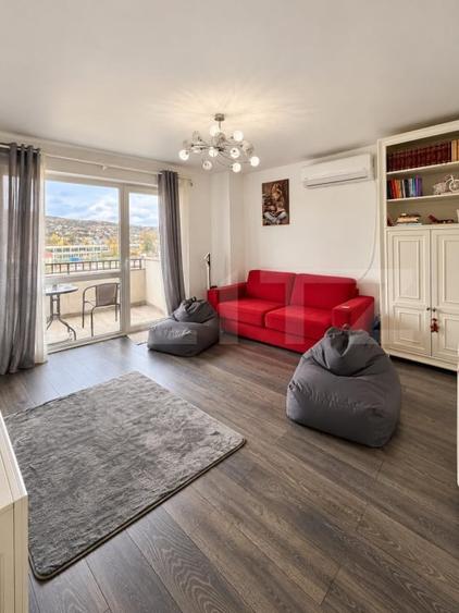 Apartament cu 3 camere semidecomandat, mobilat în Semicentral