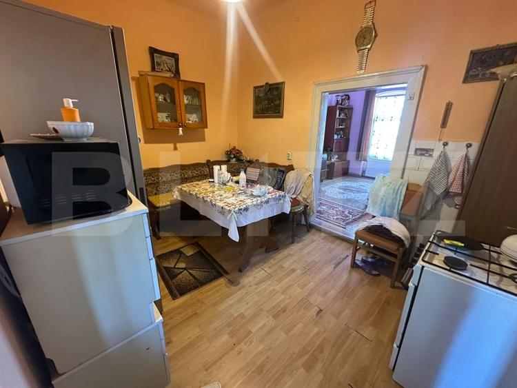 Casă individuală cu 9 camere cu Canalizare în Central