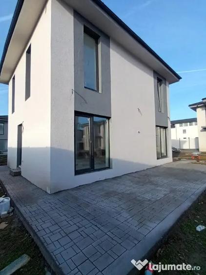 Casă cu 4 camere cu Teren 400 Mp în Central