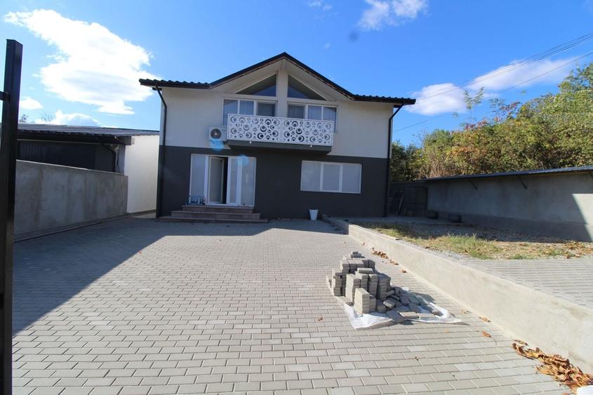 Casă individuală cu 6 camere cu Canalizare în Est