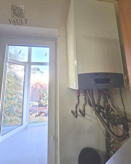 Apartament cu 4 camere semidecomandat, mobilat în P-ța Victoriei