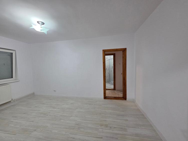 Apartament cu 2 camere semidecomandat în Adjud