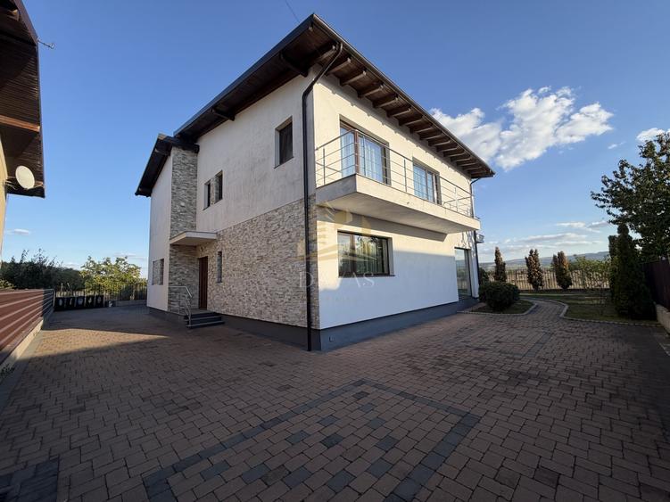 Casă individuală cu 5 camere cu Garaj în Someșeni