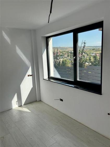 Duplex cu 4 camere cu Canalizare în Bucium