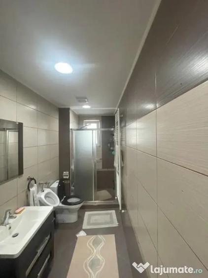 Casă cu 8 camere cu Piscina în Săsar