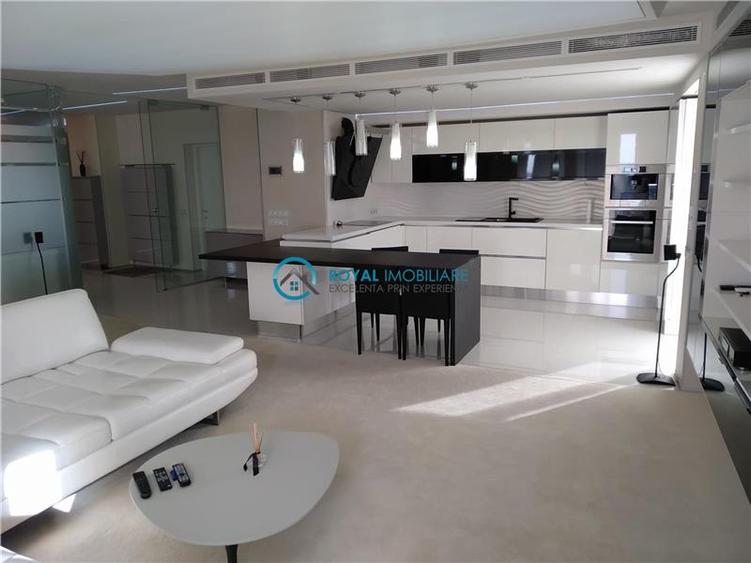 Apartament cu 3 camere decomandat, mobilat în Central