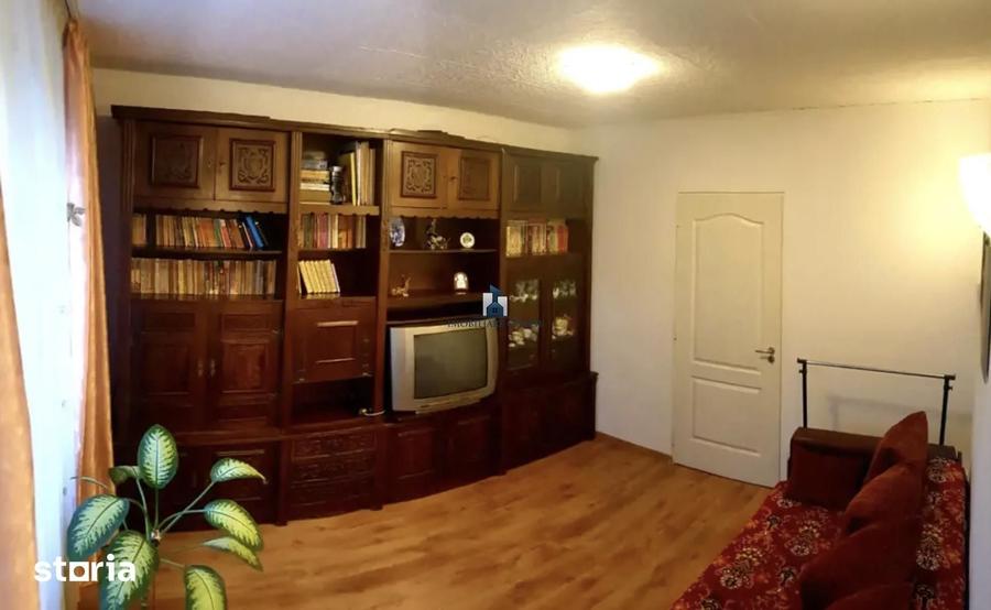Apartament cu 3 camere semidecomandat în Berceni