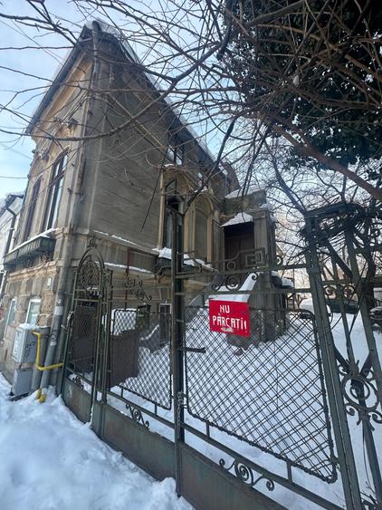 Casă individuală cu 10 camere cu Teren 320 Mp în Grădina Icoanei