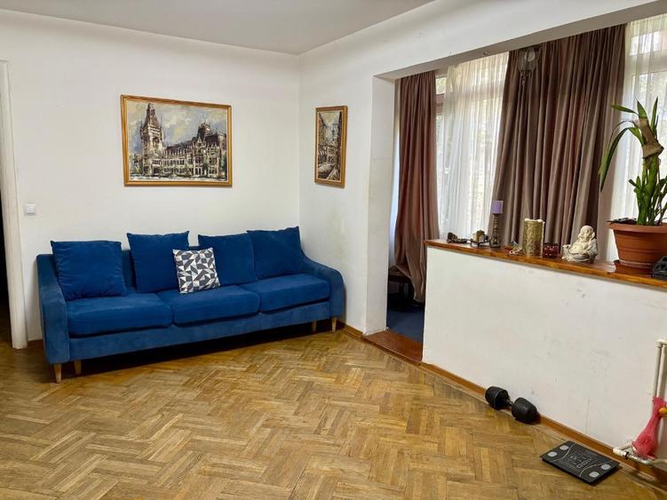 Apartament cu 3 camere semidecomandat în Berceni