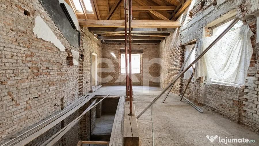 Casă cu 7 camere cu Teren 1048 Mp în Central